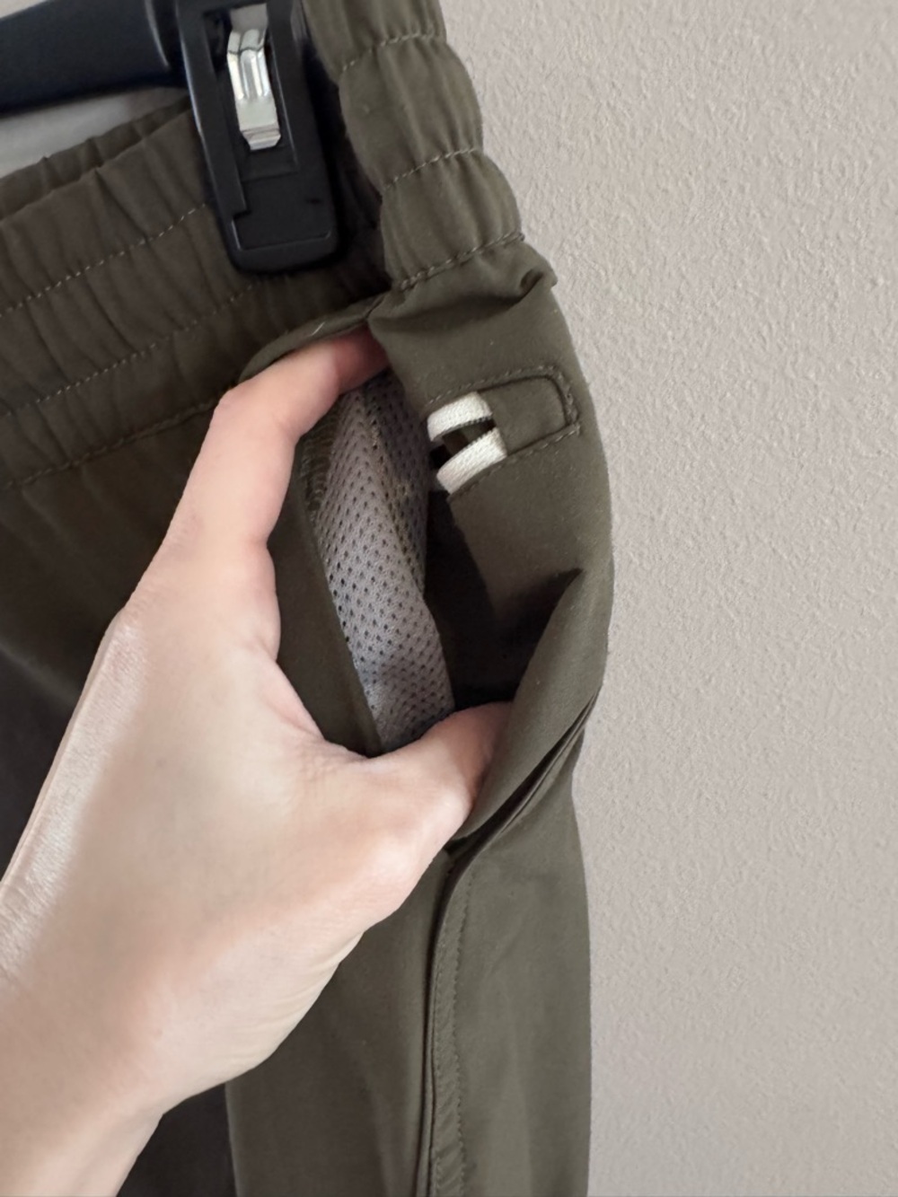 Vuori Performance Jogger Pants Olive Green Men’s Small Athletic Zip Pocket - Picture 3 of 4